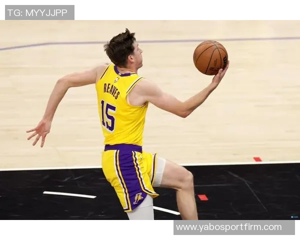 费尔斯半场表现出色8中5三分2中1贡献12分并送出3次助攻