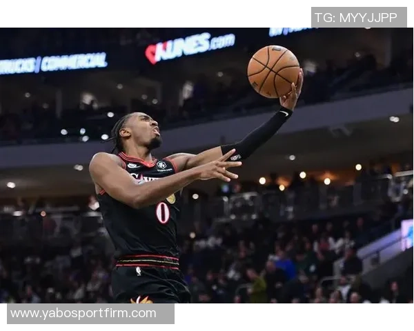 马克西半场表现出色10投6中砍下18分3篮板4助攻尽管有4次失误依然贡献良多