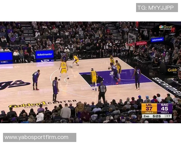 迪文岑佐半场表现抢眼里德全能发挥助力球队对抗湖人 迪文岑佐半场表现抢眼里德全能发挥助力球队对抗湖人