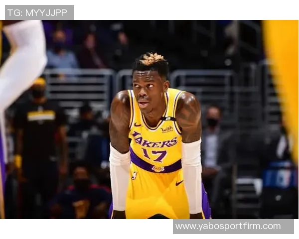 特纳三分球表现惊艳队友鼓励他勇敢投篮展现新风采