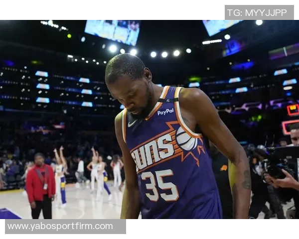 杜兰特三节表现抢眼15投8中贡献22分5篮板1助攻2盖帽第三节状态略有下滑