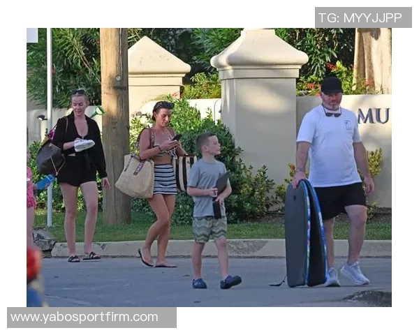 埃文斯度假时接到弗莱彻电话与卡里克鲁尼共度时光